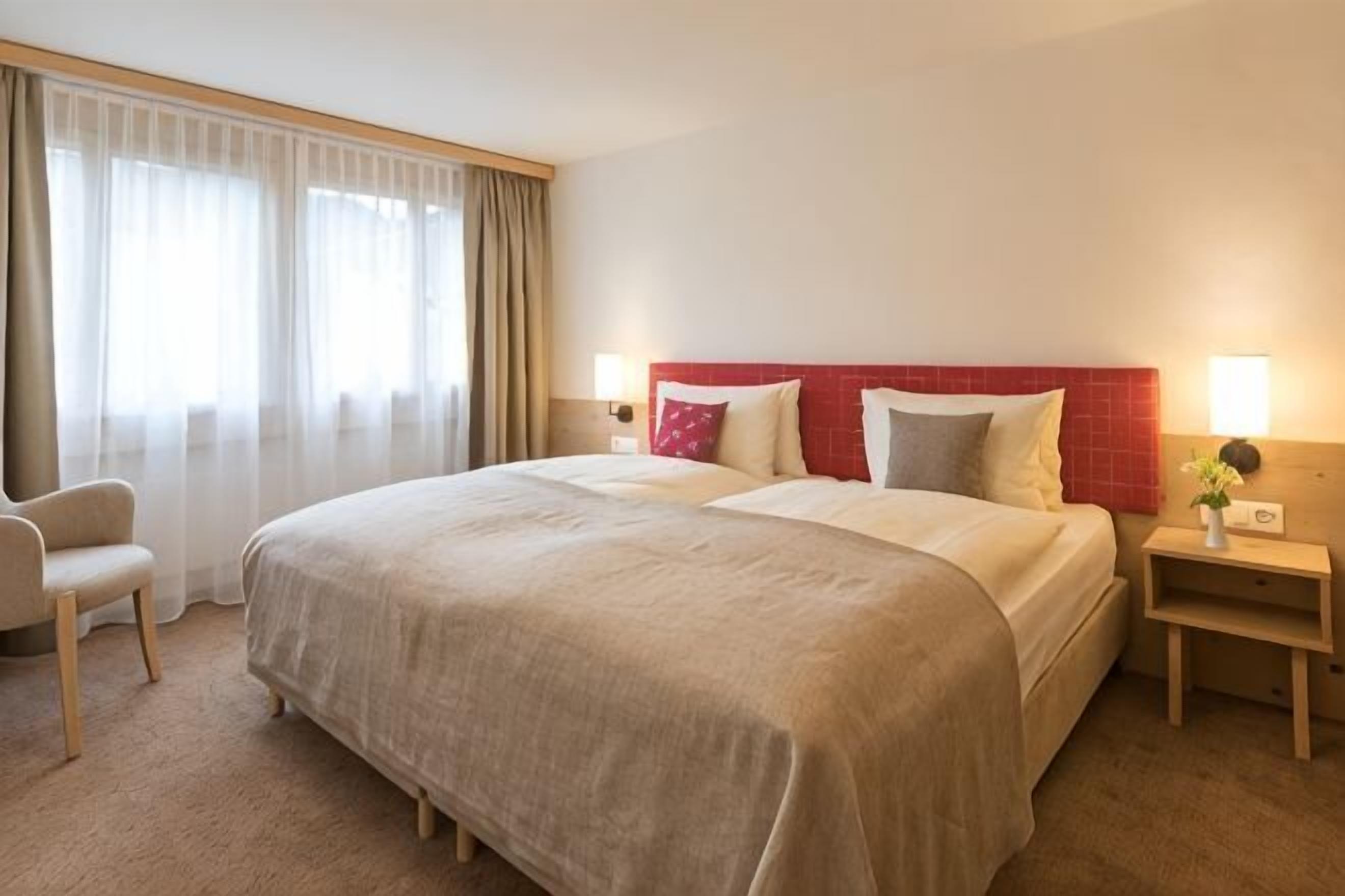 Ropa de cama hipoalergénica, minibar, caja fuerte y escritorio