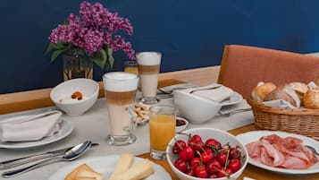 Free daily buffet breakfast
