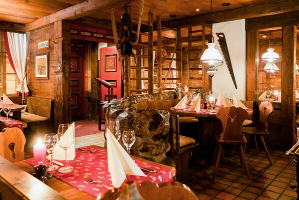2 restaurants, lunch, dinner served; international cuisine 