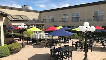 2 restaurants, breakfast, lunch, dinner served; American cuisine