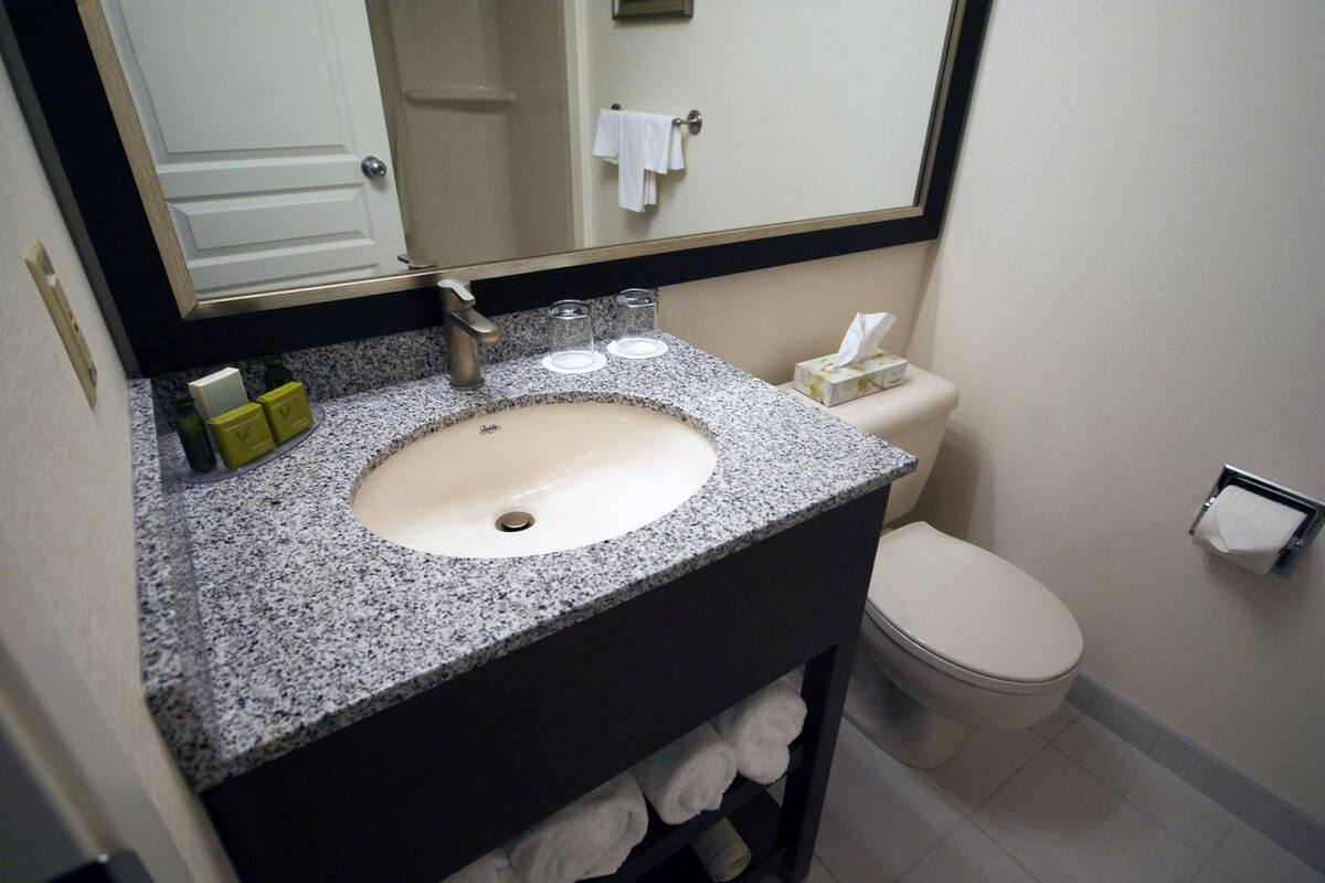 executive room | bathroom | combined shower/bathtub, free toiletries, hair dryer, towels