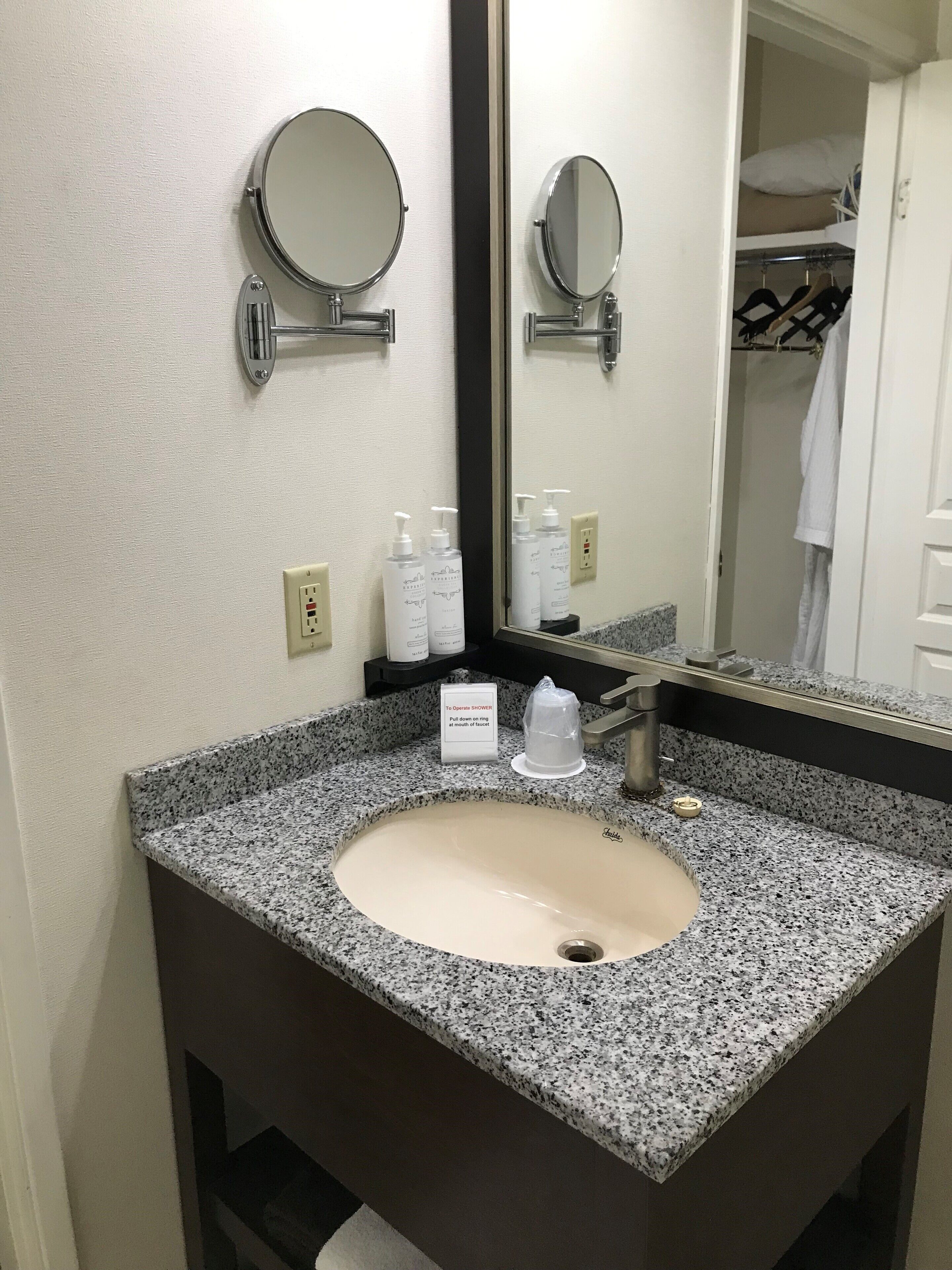 executive room | bathroom | combined shower/bathtub, free toiletries, hair dryer, towels