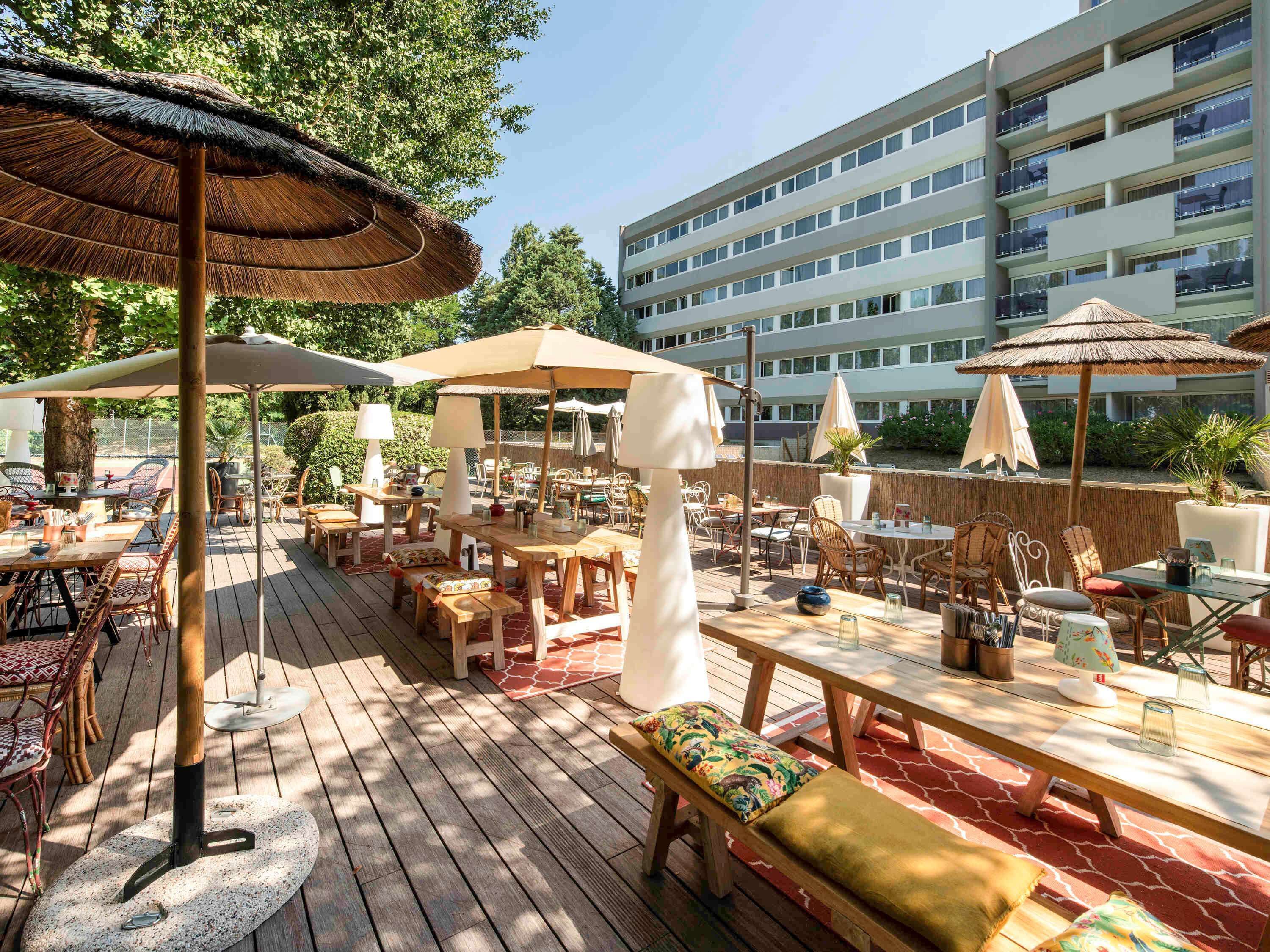 Frukost, lunch och middag serveras och det finns även uteservering. 