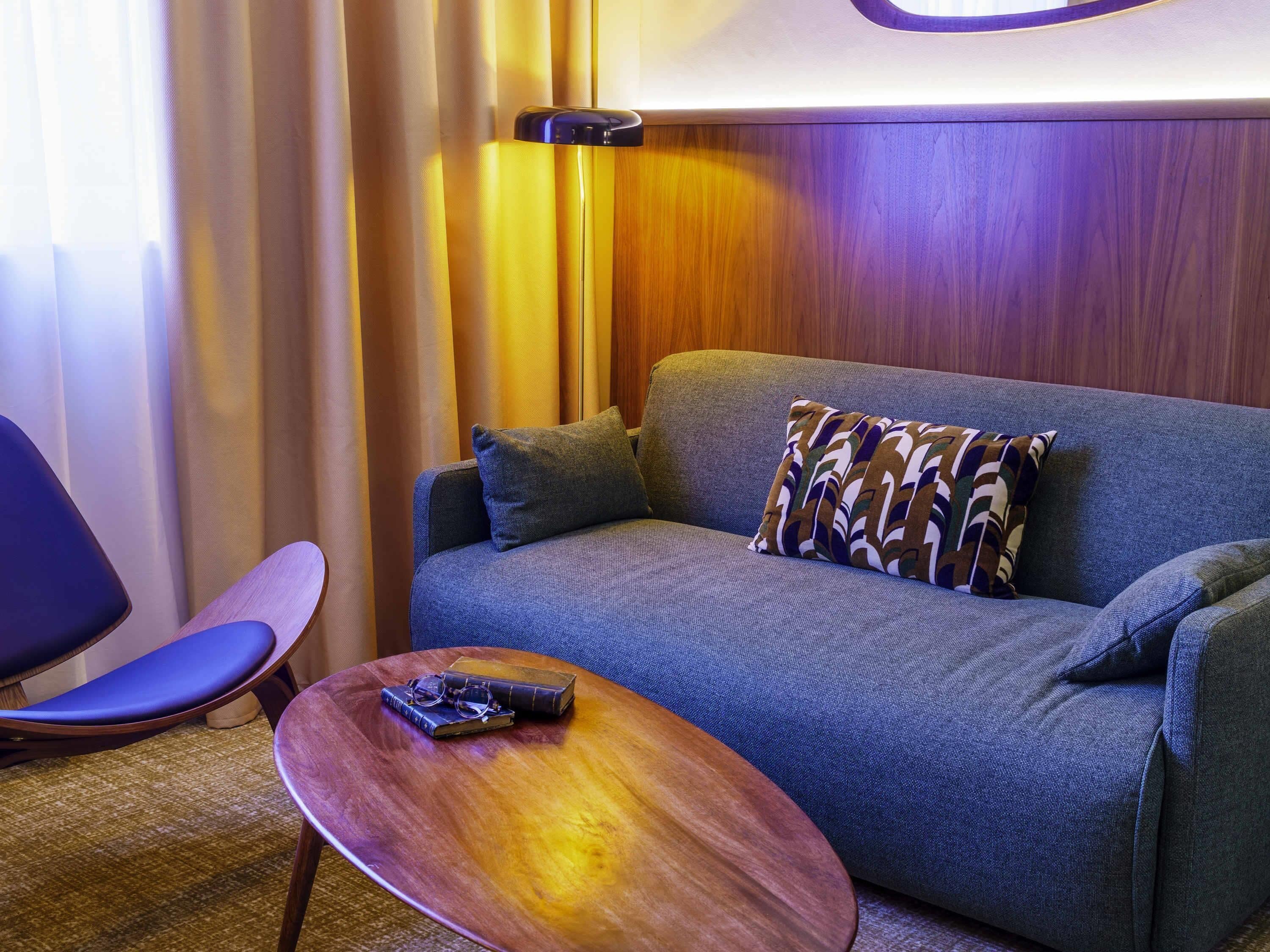 ميني بار وخزنة داخل الغرفة ومكتب وستائر تعتيم