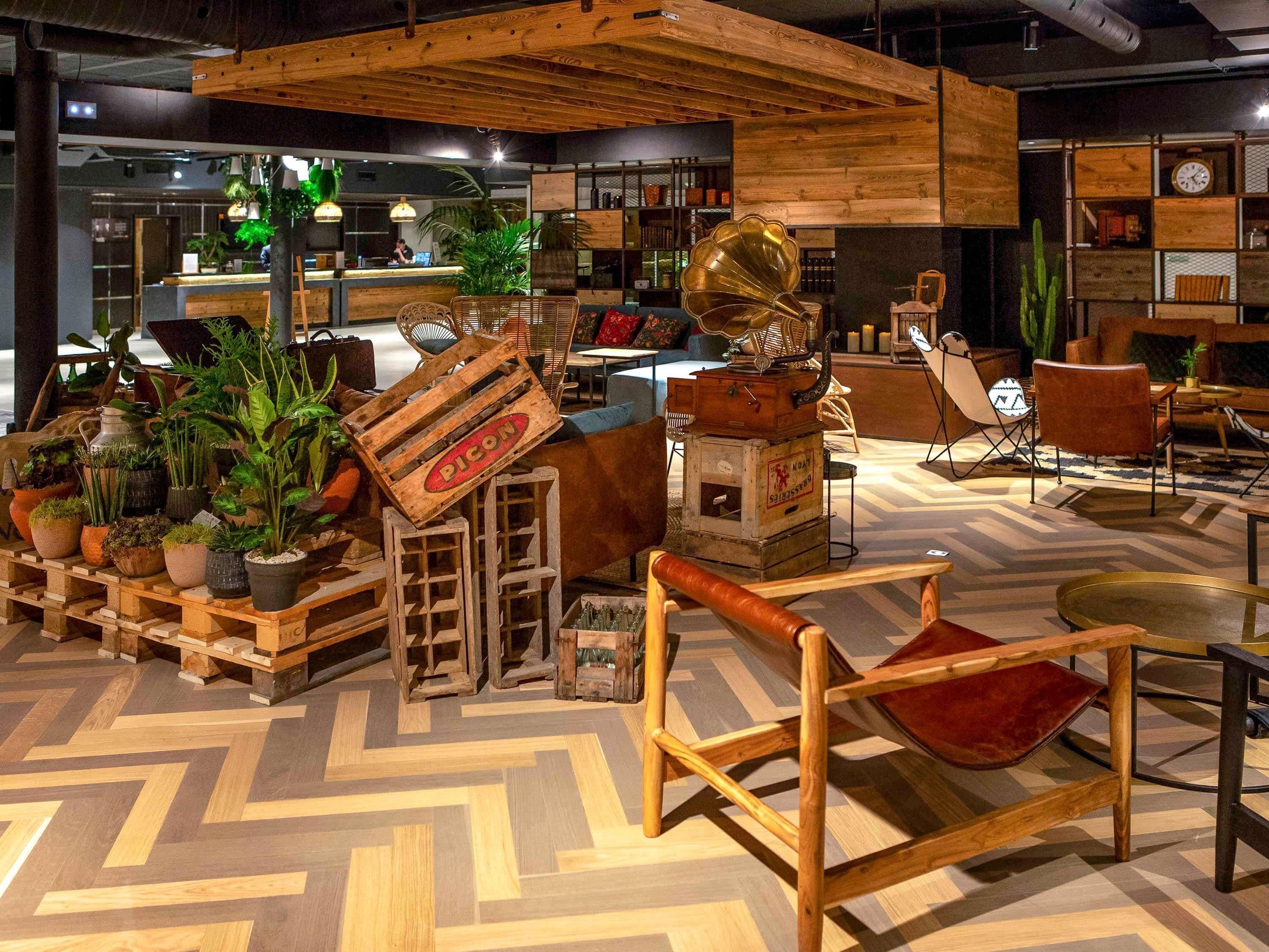 Een gezellig interieur met houten meubels, een vintage gramofoon en potplanten.