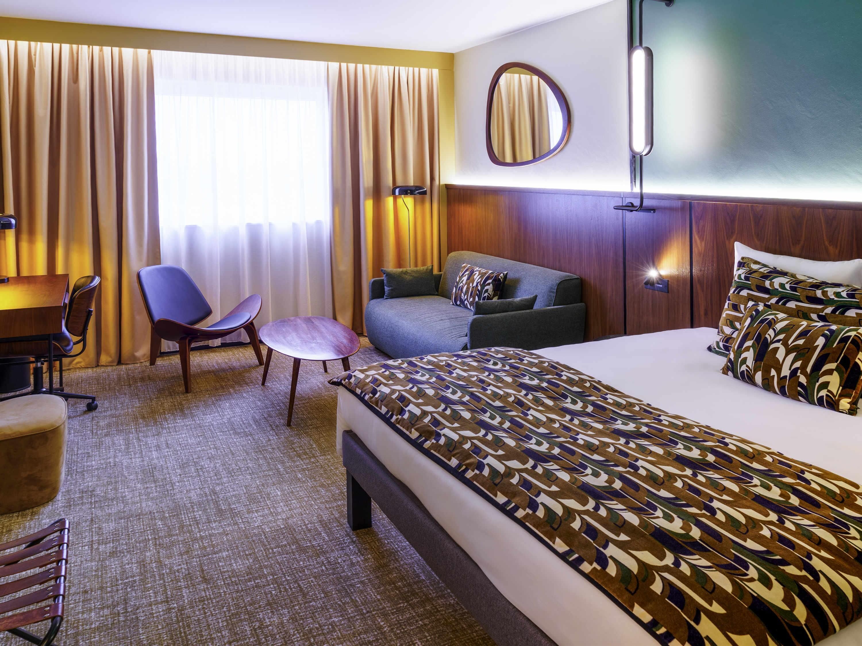 Executive Room, 1 King Bed, Bathtub | Minibar, in-room safe, desk, blackout drapes