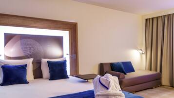 Frigobar, cofres nos quartos, escrivaninha, cortinas blackout