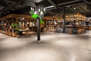 Un grand espace bar avec des sièges et un présentoir bien garni de boissons alcoolisées.
