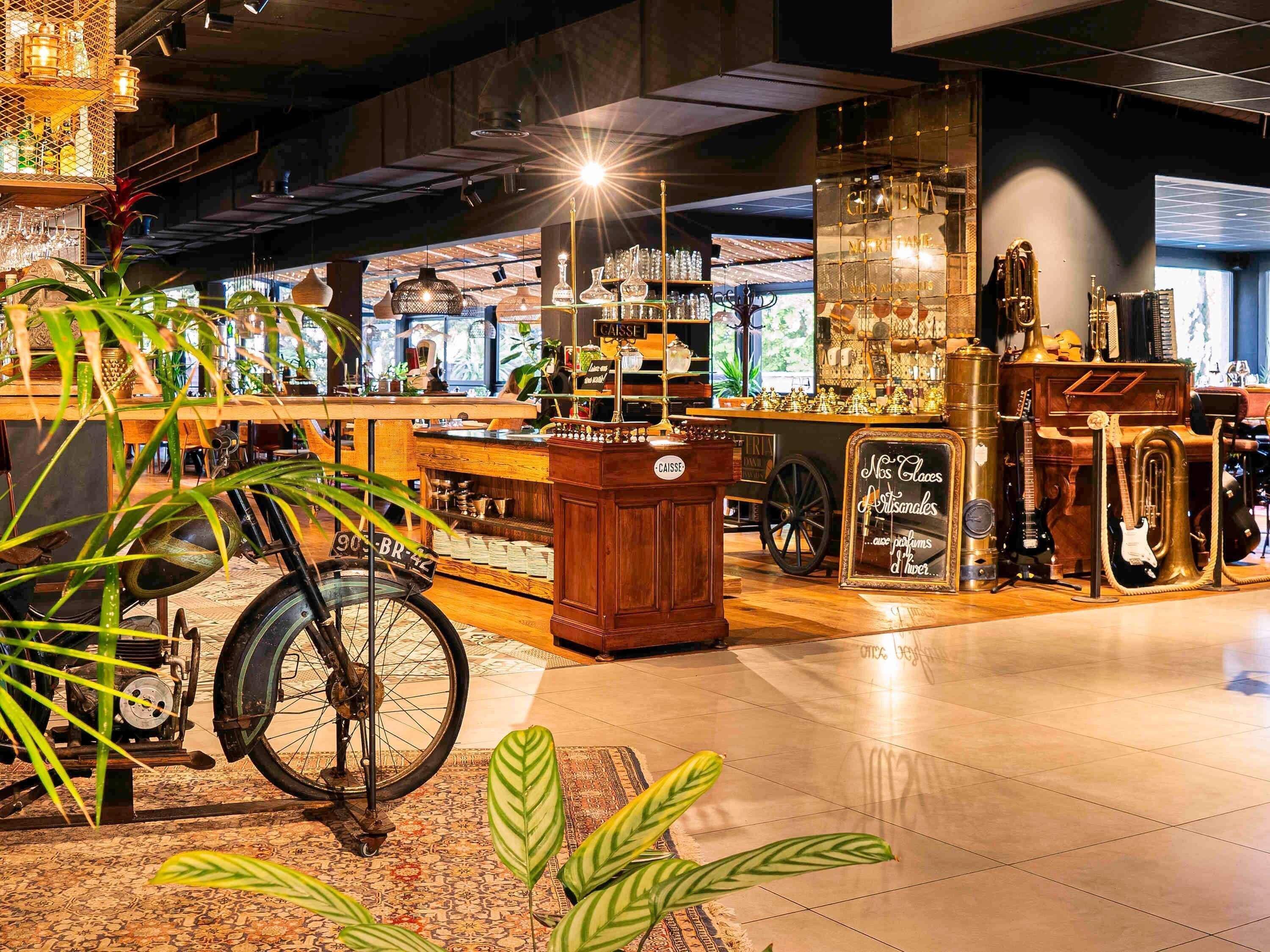 Serviço de café da manhã, culinária francesa, restaurante ao ar livre 