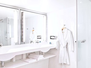 Minibar, in-room safe, desk, blackout curtains - Novotel Avignon Nord (Sorgues)