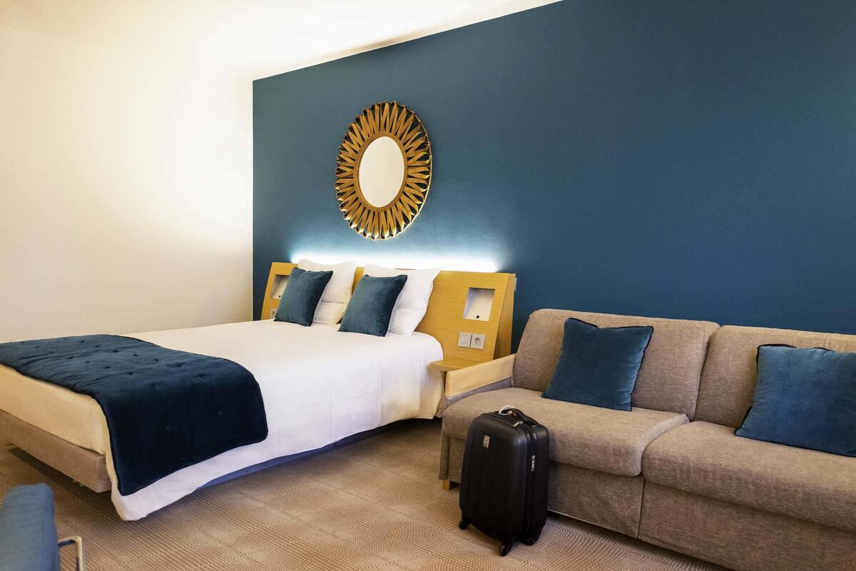 Quarto clássico, 1 cama de casal e sofá-cama (with Shower) | Frigobar, cofres nos quartos, escrivaninha, cortinas blackout