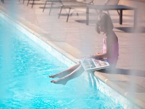 Piscine extérieure, parasols de plage, chaises longues