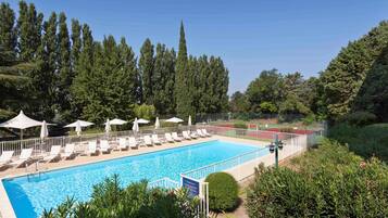 Piscina externa, guarda-sóis, espreguiçadeiras