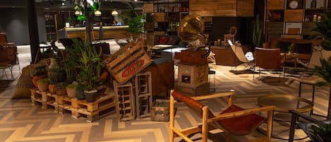 Un interior acogedor y rústico con muebles de madera, suelo de espiga y una variedad de plantas.