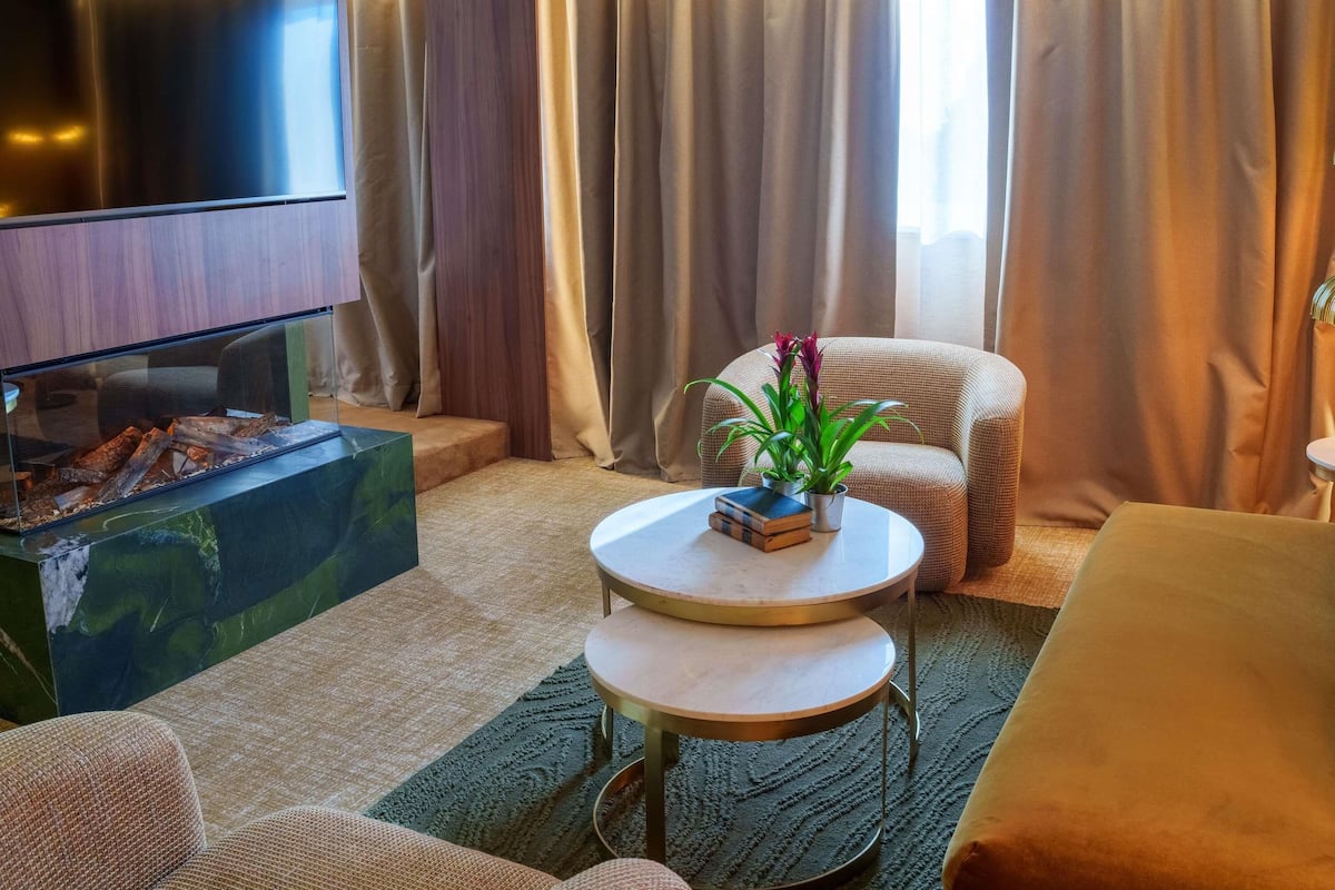 Suíte, 1 cama King e sofá-cama | Frigobar, cofres nos quartos, escrivaninha, cortinas blackout