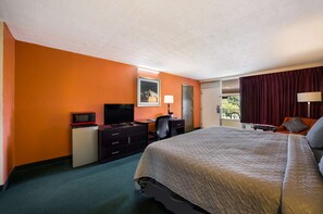 Room, 1 King Bed | Premium bedding, down comforters, desk, iron/ironing board