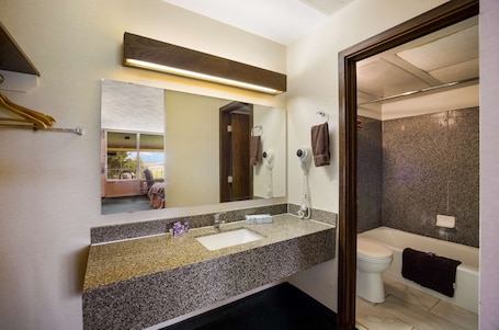Family Suite, Non Smoking (3 Queen Beds) | Bathroom. Travelodge by Wyndham Oakley