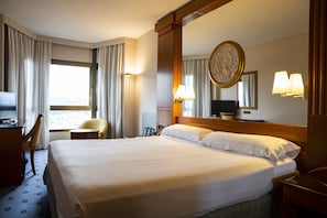 Pillowtop beds, minibar, in-room safe, desk - Hotel Los Bracos (Logroño)