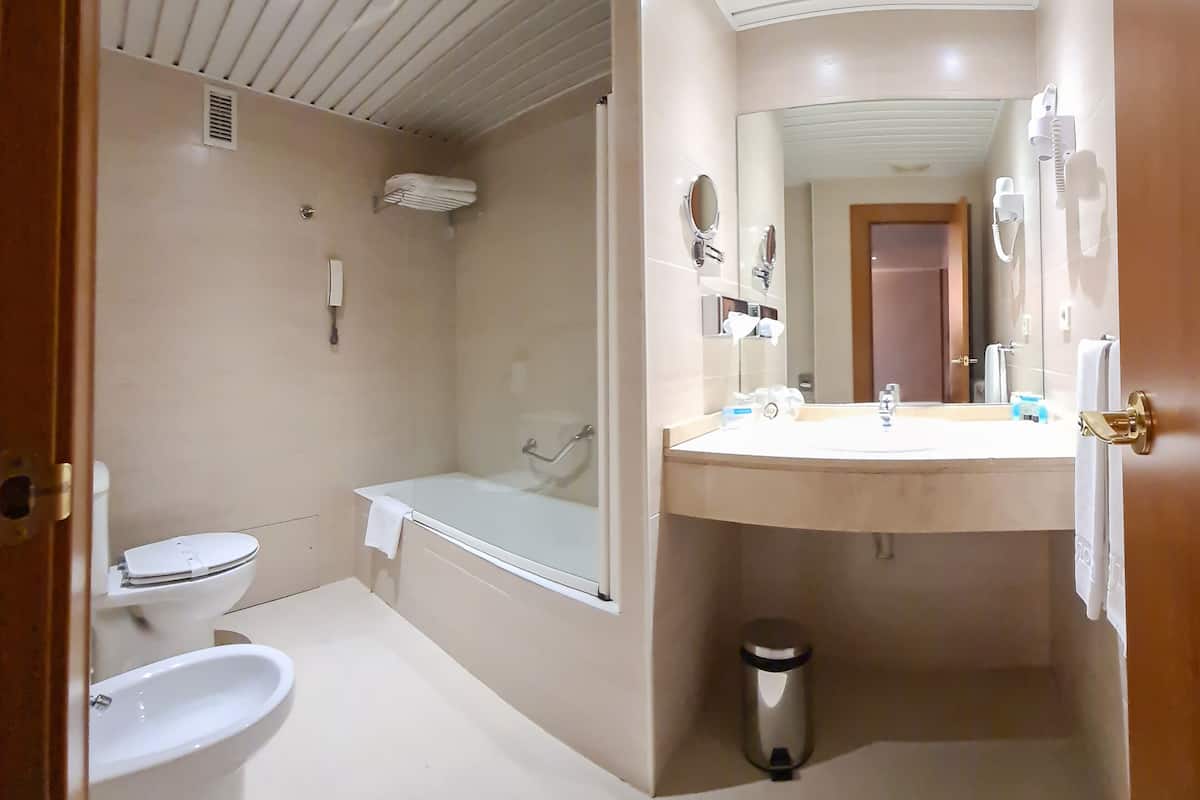 Tab mandi, kelengkapan dandanan diri percuma, pengering rambut, bidet 