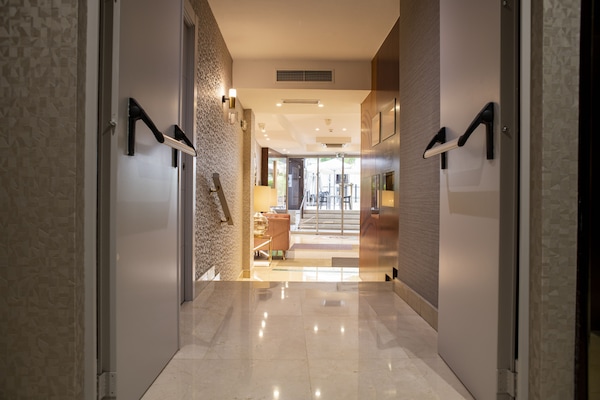 Kamar Standar | Area keluarga | Televisi 23-inci dengan saluran TV satelit dan film berbayar