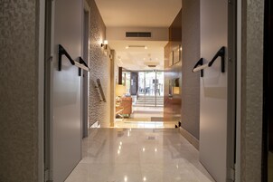 Single Room | Living area | 23-inch TV with satellite channels, pay movies