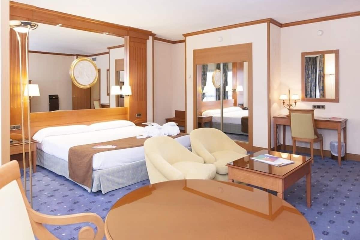 Camas con pillow-top, minibar y caja de seguridad en la habitación