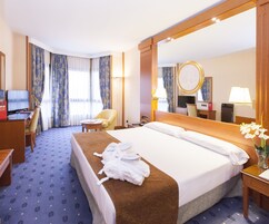 Pillowtop beds, minibar, in-room safe, desk