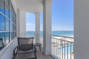 行政客房, 1 张特大床, 阳台 (Bay Front) | 高档床上用品、加厚床垫、客房内保险箱、办公桌