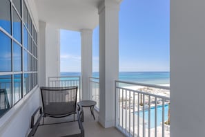 Executive Room, 1 King Bed, Balcony (Bay Front) | Premium bedding, pillow-top beds, in-room safe, desk