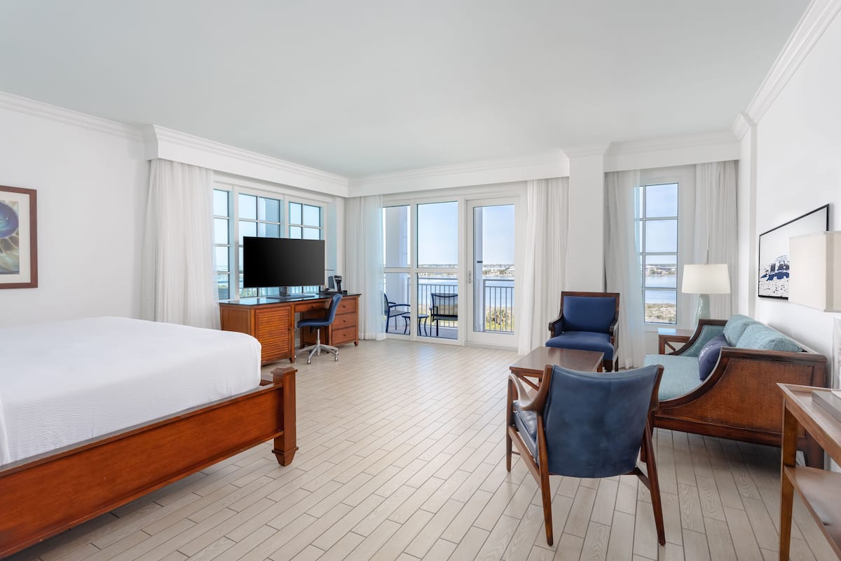 Executive Room, 1 King Bed, Balcony (Bay Front) | Premium bedding, pillow-top beds, in-room safe, desk