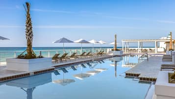 Piscine extérieure, parasols de plage, chaises longues