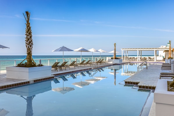 Piscine extérieure, parasols de plage, chaises longues