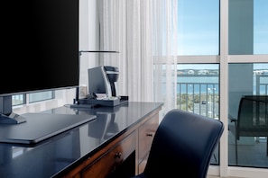 Executive Room, 1 King Bed, Balcony (Bay Front)