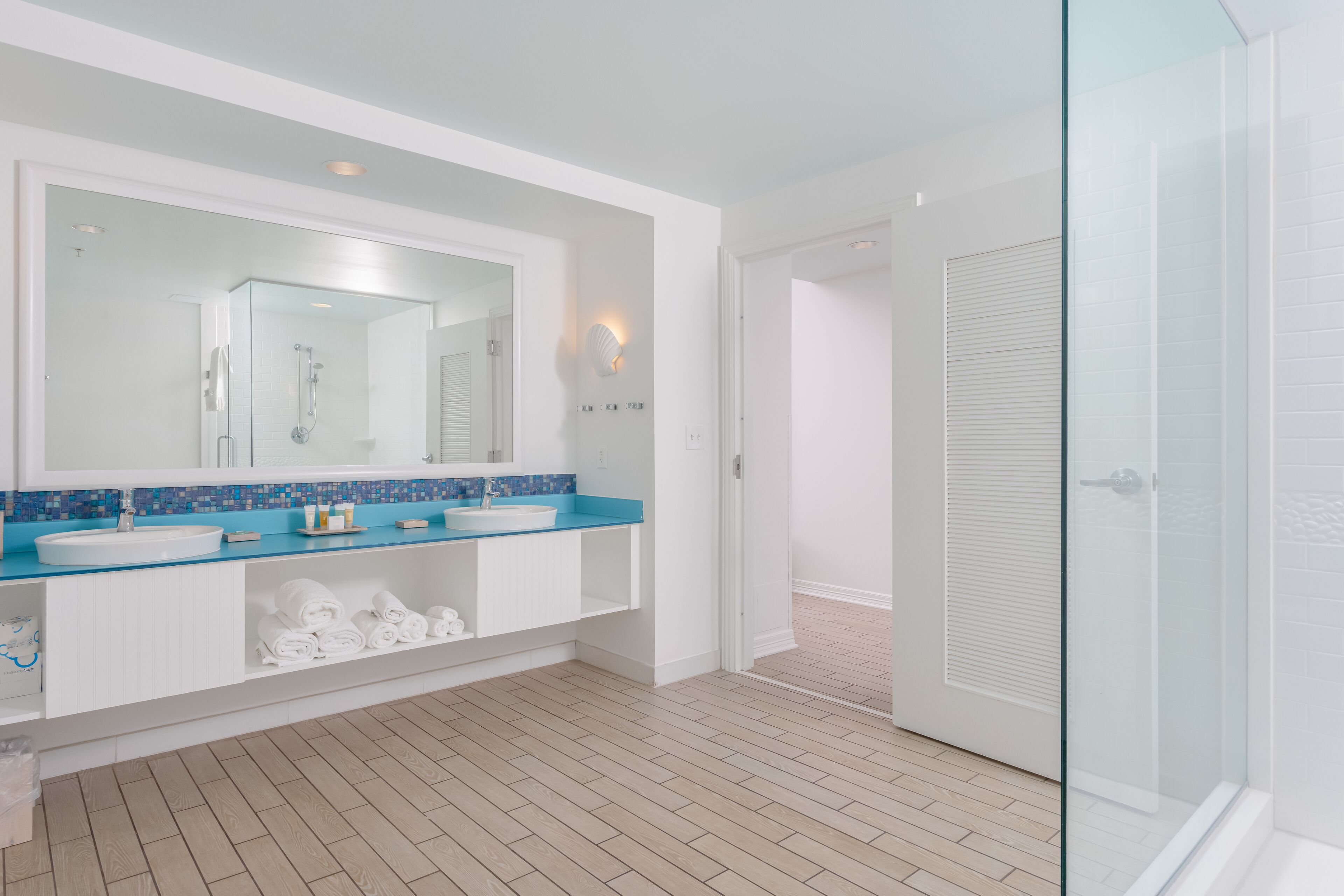 executive room, 1 king bed, balcony (bay front) | bathroom | shower, designer toiletries, hair dryer, bathrobes