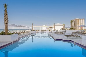 Piscina externa, guarda-sóis, espreguiçadeiras