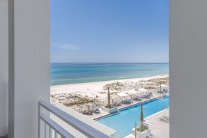 行政客房, 1 张特大床, 阳台 (Bay Front) | 高档床上用品、加厚床垫、客房内保险箱、办公桌