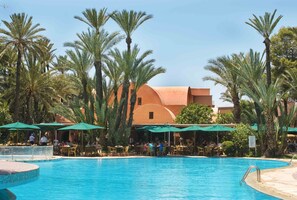 Outdoor pool, pool umbrellas, sun loungers - Le Semiramis Marrakech by BraviaHotels (Marrakech)