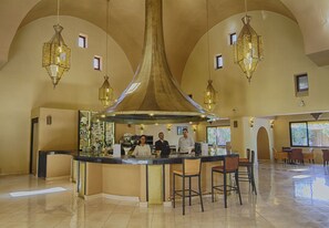 2 Restaurants, Mittagessen, Abendessen, mediterrane Küche