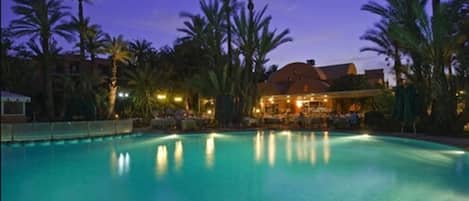 Outdoor pool, pool umbrellas, sun loungers