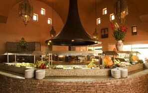 Desayuno buffet (EUR 4.5 por persona) 