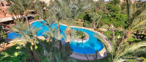 Piscine extérieure, parasols de plage, chaises longues