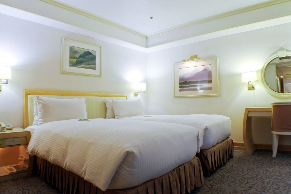 Business Suite, 1 King Bed | Minibar, in-room safe, desk, blackout curtains