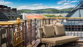Penthouse, 1 King Bed, Corner | Premium bedding, in-room safe, desk, laptop workspace