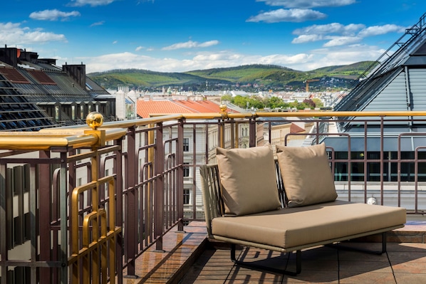 Penthouse, 1 King Bed, Corner | Premium bedding, in-room safe, desk, laptop workspace