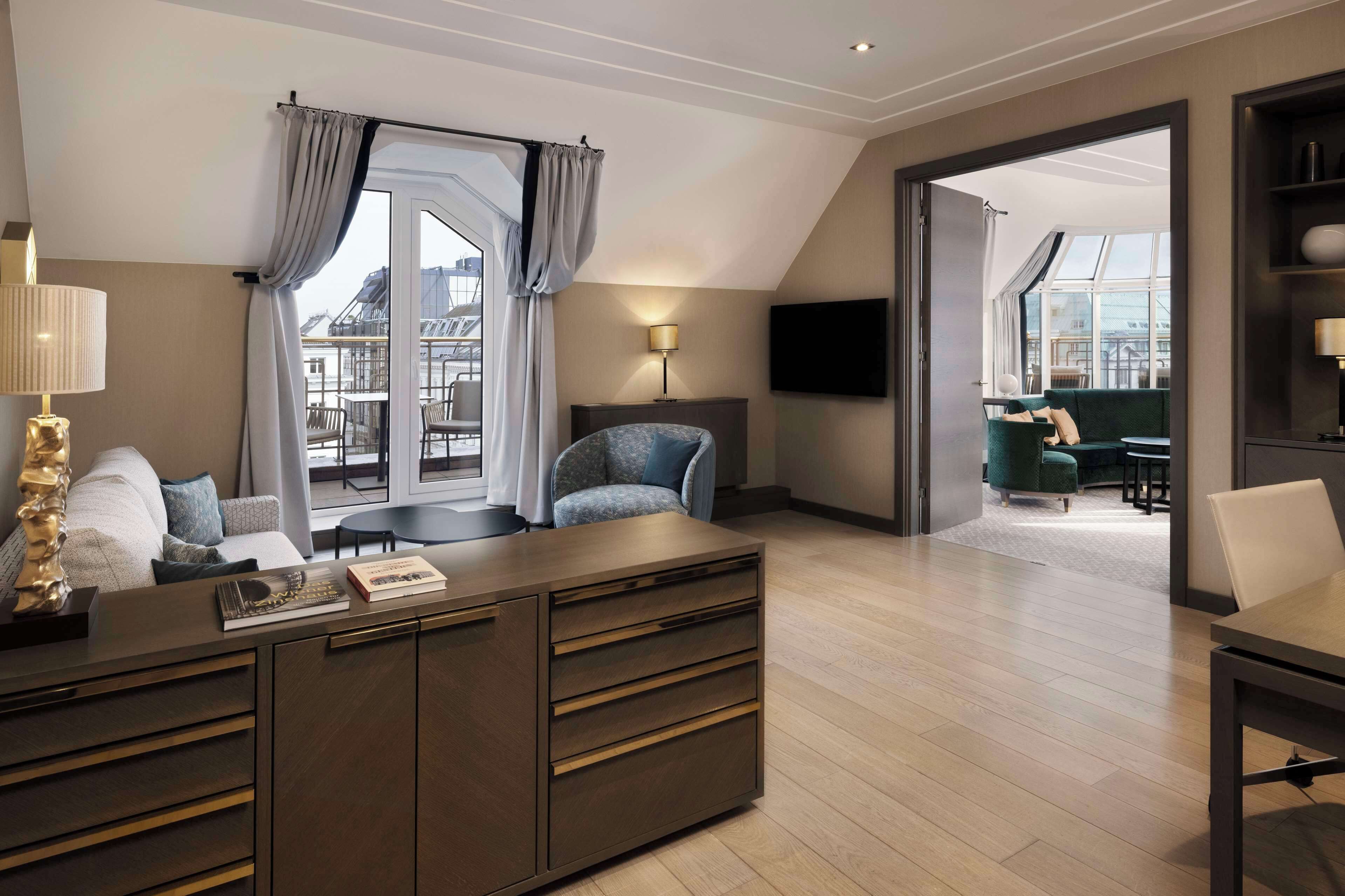 royal penthouse, 1 king bed | living area