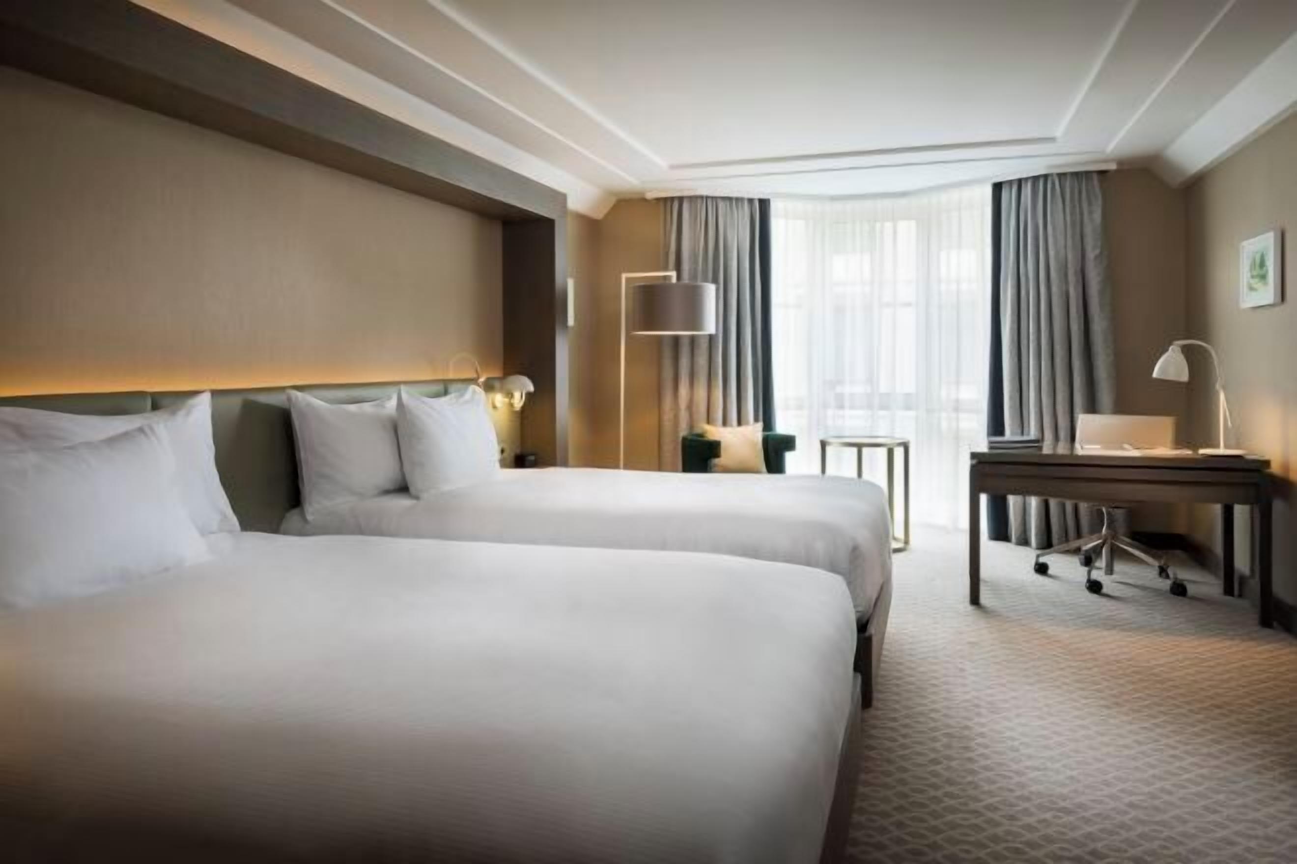 Ropa de cama de alta calidad y caja de seguridad en la habitación 