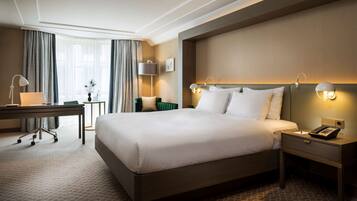 Sengetøy av topp kvalitet, safe på rommet og skrivebord