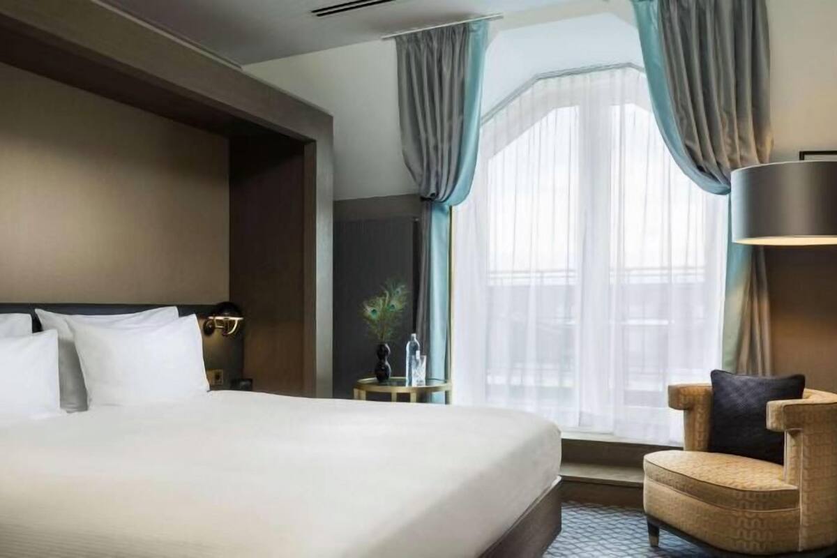 Premium bedding, in-room safe, desk, laptop workspace
