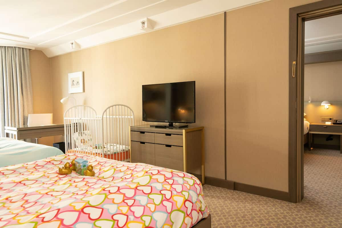 Family Connecting Room | Premium bedding, in-room safe, desk, laptop workspace