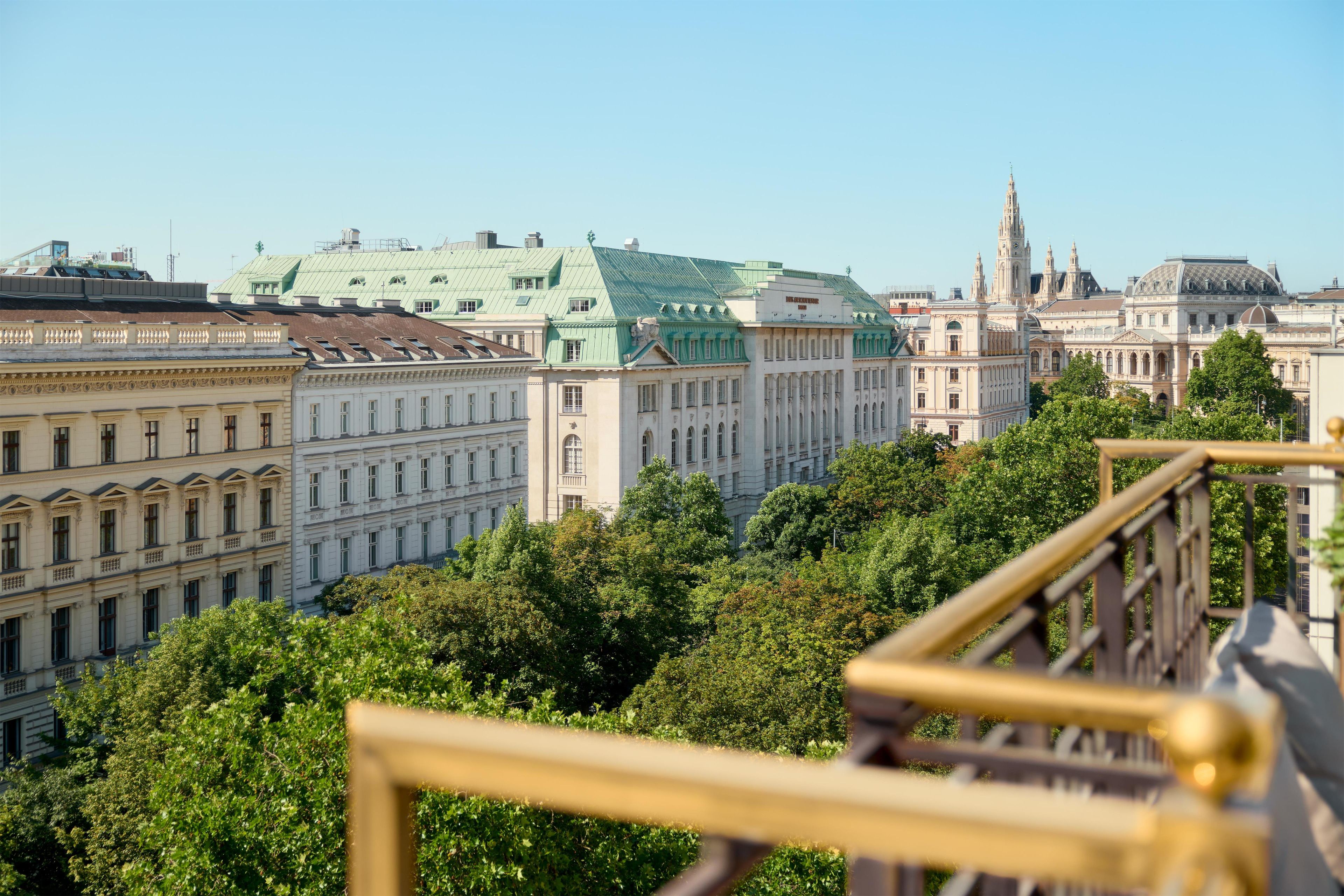 Un paysage urbain avec des bâtiments historiques et une végétation luxuriante.
